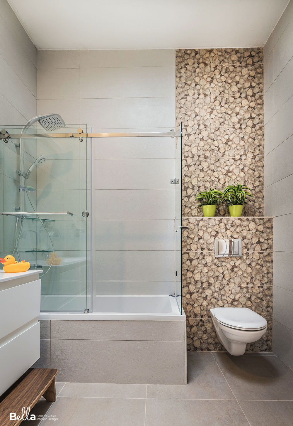 חדר שירותים-מקלחת עם קיר בחיפוי הדפס עץ